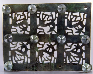 Fivela de cinto, do túmulo de Corvaro di Borgorose (bronze)